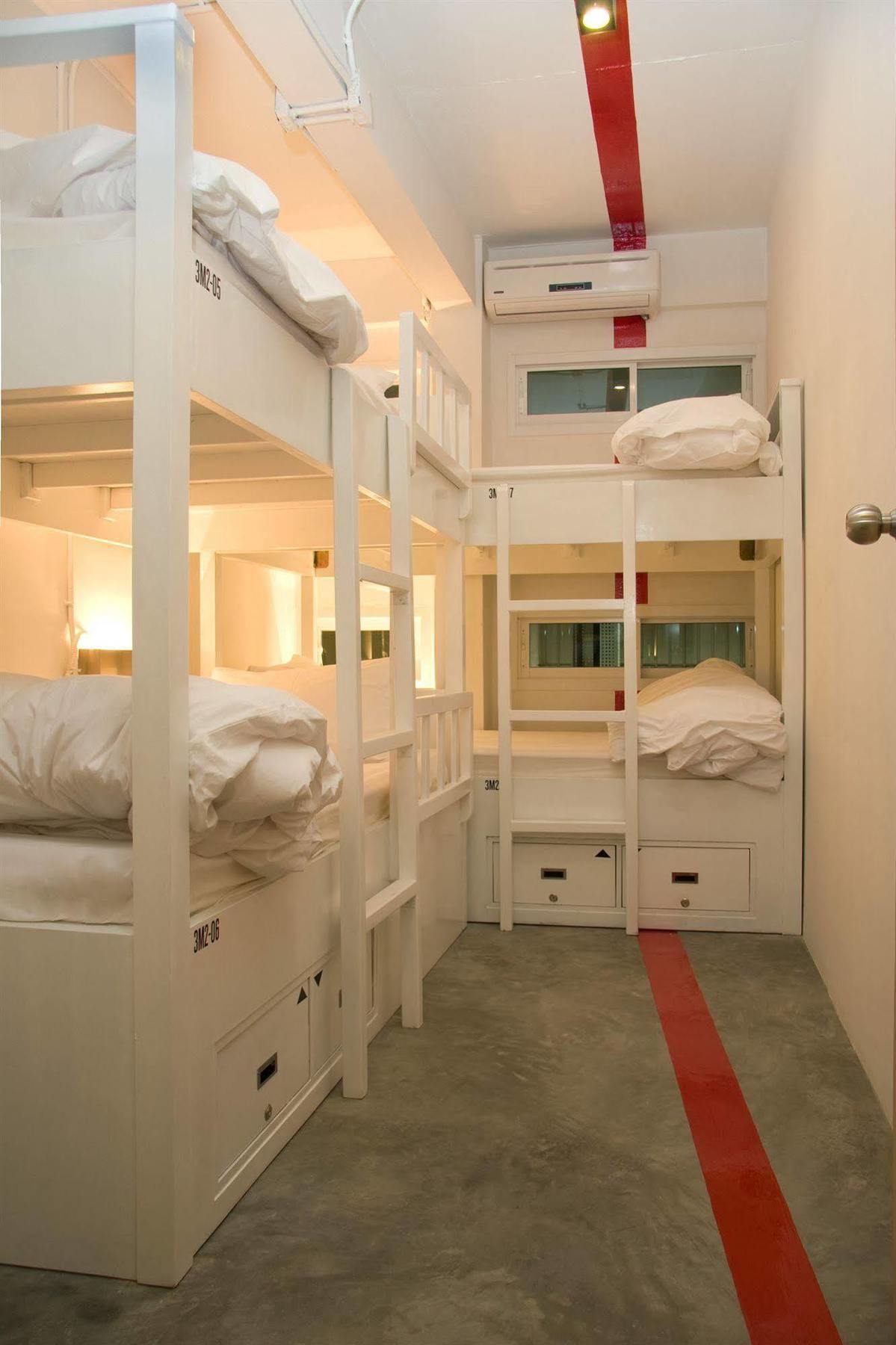 Hq Hostel Silom Bangkok Luaran gambar